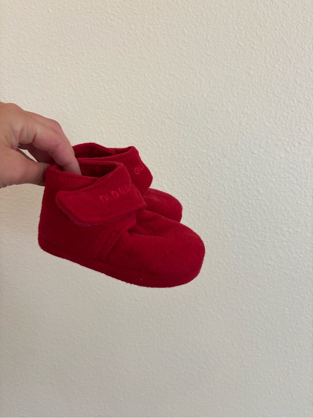 old navy hard sole cozy red fleece baby booties size 4